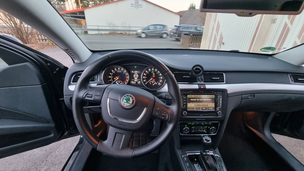 Skoda Superb 194.000 km 9.300 &euro; Halver 58553