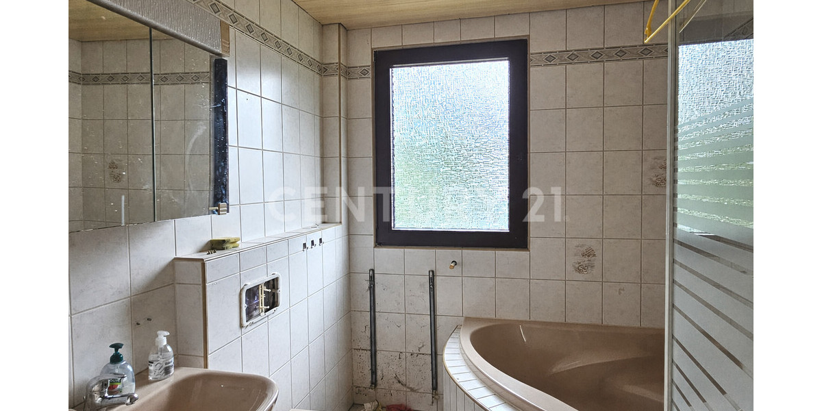 Attraktive Kapitalanlage mit Potenzial: Mehrfamilienhaus mit 6 Eigentumswohnungen & Garagen in Hemer - Mehrfamilienhaus, Wohnhaus Hemer | Angebot:27469088
