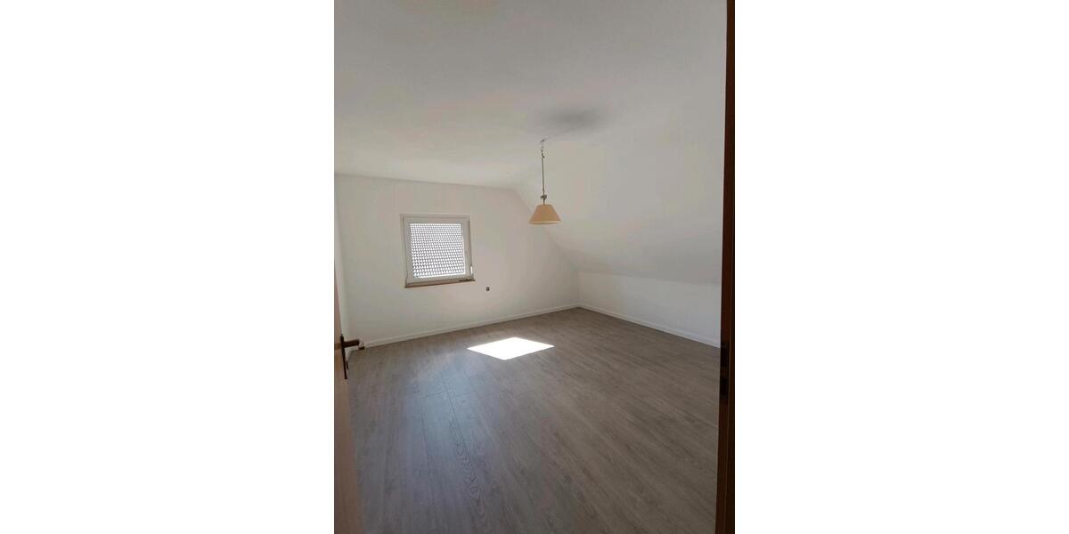 Dachgeschoßwohnung Gummersbach Berstig Süd - 4 Zimmer, 85 m&sup2;, 850&euro; | Angebot:25900207