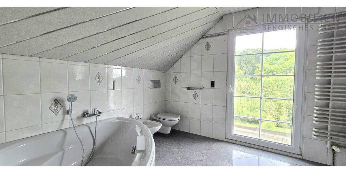 Einfamilienhaus Hückeswagen Innenstadt - 6 Zimmer, 242 m&sup2;, 449.000&euro; | Angebot:26867652